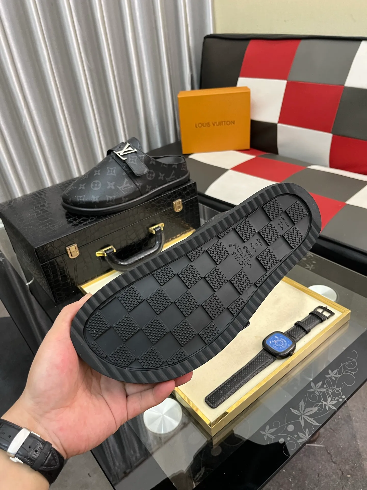 Men's shoes 💰380⌚️⌚️2025 new men's casual sandals and slippers, made of suede cow leather, with Monogram pattern to highlight the trendy style. Adjustable straps illuminated with LV letters, while a resilient insole and micro outsole provide lightweight comfort. Made of suede cow leather with embossed Monogram pattern and brand element metal hardware✅Adjustable straps➕Tough insole‼ ️Micro outsole. Comfortable and easy to wear‼ ️size: 38-443️⃣Colors available